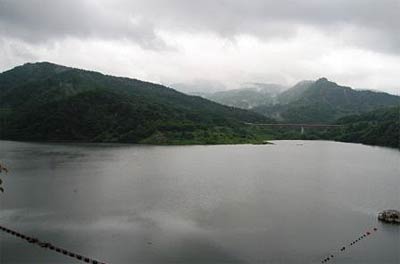 28日午後の三条市・下田地区の山手、五十嵐川上流の大谷ダムのようす