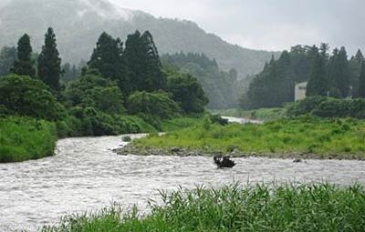 ダムへ向かう途中の五十嵐川
