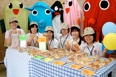 「県央ホームランサブレ」を企画、製作、そして販売する三条商高商業クラブ