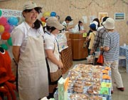 「いかぱん屋」で笑顔で販売する三条商業高校商業クラブ
