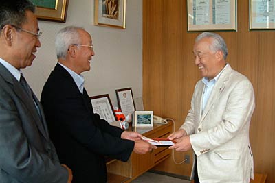 左から県央工高の坂井校長、県央工高野球部を甲子園に送る会会長の川崎同窓会長、三條機械の池田社長