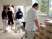 「千年悠水」を甲子園持ち込み用トラックに積み込む野球部員