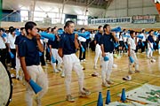 応援をリードする野球部員
