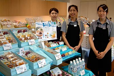 ヤマトヤ本成寺店の「千年悠水」を使用したゼリーと水ようかんのコーナー