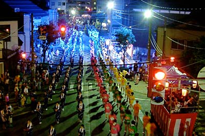 1日夜、第4回三条夏まつりの市民民謡踊り流しで三条市の目抜き通りに踊りの輪