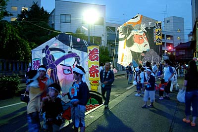 凧と凧ばやし踊りパレード、手前から2番目の凧は10年ぶり披露した清友会の350枚ドの超特大凧