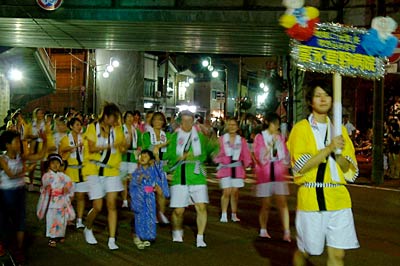 市民民謡踊り流しに230人の大編成で初参加した富永草野病院