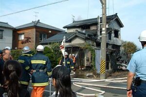 3日午後、昼火事のあった燕市地区の現場