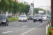 車がすいすい流れる三条市須頃付近の国道8号