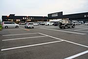 休日とは思えない半分近い空きスペースがあるムサシ三条店駐車場