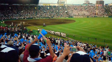 試合が終了、報徳学園の校歌が流れる阪神甲子園球場