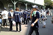 次々と球場に集まる県央工高応援団