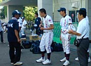 球場へ到着した県央工高野球部員