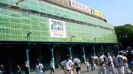 阪神甲子園球場に入るユニホーム姿の新潟県央工高野球部員(14:43)