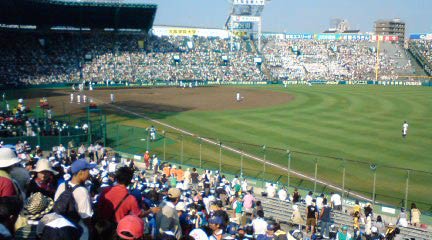 試合開始を待つ新潟県央工の応援席(16:19)