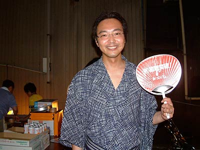  新潟県央工高の「初戦突破」のうちわを手に。2日夏まつり夜店市会場で。