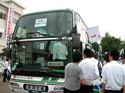 新潟県央工高初戦前日、同校から生徒応援団のバスが出発