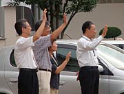 応援バスを見送る坂井校長ら
