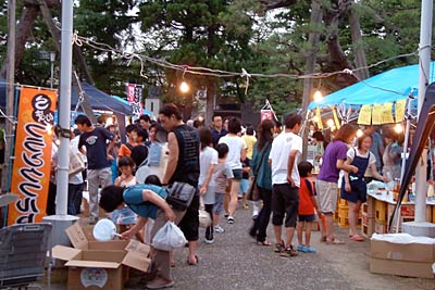 三条夏まつり2日目の夜店市、写真は四日町商店街の日吉神社境内での夜店市
