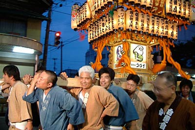大通りを進む三条夏神輿