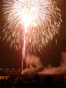 三条夏まつりは大花火大会で締めくくり、県央工高の甲子園での健闘をたたえる気持ちも超えて夏の夜空に大輪の花