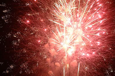 夜空に大輪の花が開き、まさにファイアーワークス