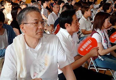 試合を見詰める新潟県央工高野球部を甲子園に送る会の梨本事務局長(手前)