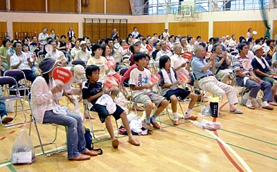サヨナラ負けしたあと、拍手して健闘をたたえる市民