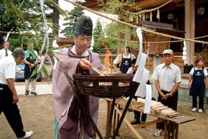 ことしも8月4日の「はしの日」に三条市・八幡宮で行われたはし供養祭で、使用済みのはしを神火にくべる藤崎宮司