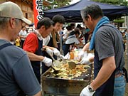 境内で焼きそばを調理する県央食品衛生協会三条支部