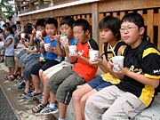 拝殿の下のかき氷を食べる子どもたち