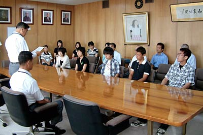 燕市が初めて広島平和記念式典に派遣する市内中学3年生5人の出発式