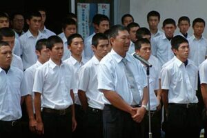 甲子園初戦を戦い切った県央工高ナインが10日ぶりに母校に帰って報告会
