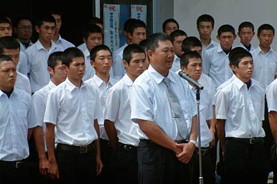 甲子園から帰って学校で報告会を開く新潟県央工業高校野球部、あいさつする鈴木監督