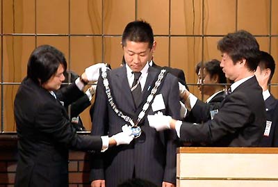 歴代理事長から婦レジデンシャルリースを受ける長谷川さん