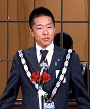次年度理事長予定者に承認されてあいさつする長谷川さん