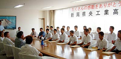 国定市長や阿部市議会議長の話を聞く新潟県央工業高校野球部