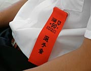 選手が胸につけた赤い選手章