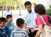 後輩のスーパーキッズ裏館団員にサインしてあげる池田主将