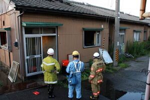 7日夕方、三条市内の一戸建てアパートで部分焼