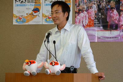 記者会見する国定市長