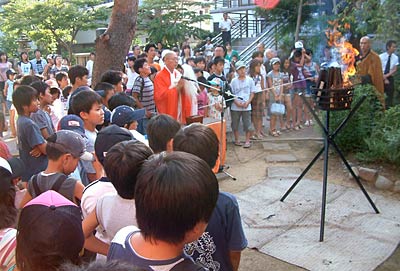 l読経する牛腸住職