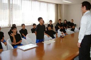 長沢小児童のドッジボールチームが長沢ブルーモンスターズが全国大会出場で三条市長を表敬