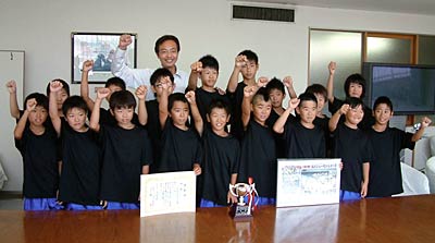 「優勝するぞ!」と国定市長とガッツポーズする長沢ブルーモンスターズ