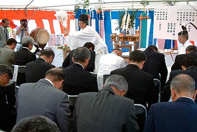 8日行われた県央医師会応急診療所の建設工事安全祈願祭
