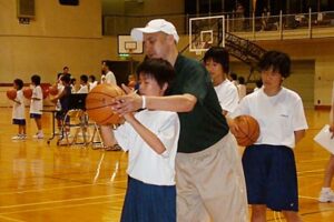 11日、燕市民体育館で開かれた明治大学バスケットボール部の塚本ヘッドコーチによるバスケットボールクリニック