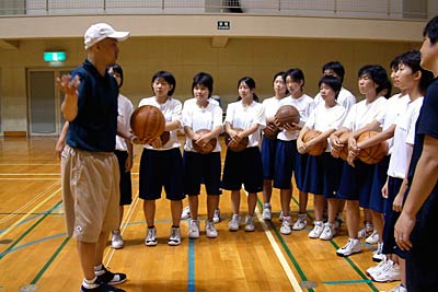 塚本ヘッドコーチにのアドバイスに聞き入る中学生