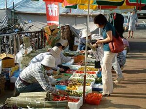 12日の二・七の定期市は盆市となってにぎわい、翌13日は盆花の市で盆休みも本番