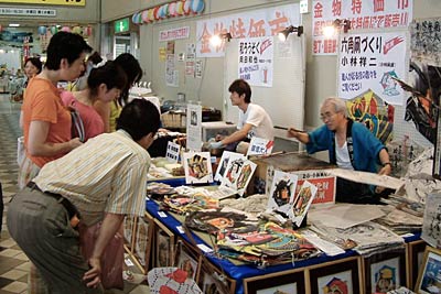 六角凧と和ろうそくの製作の実演