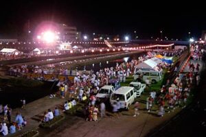 第23回越後加茂川夏祭りは雨が水差すも3.5万人の人出で小京都「加茂」の行く夏を満喫